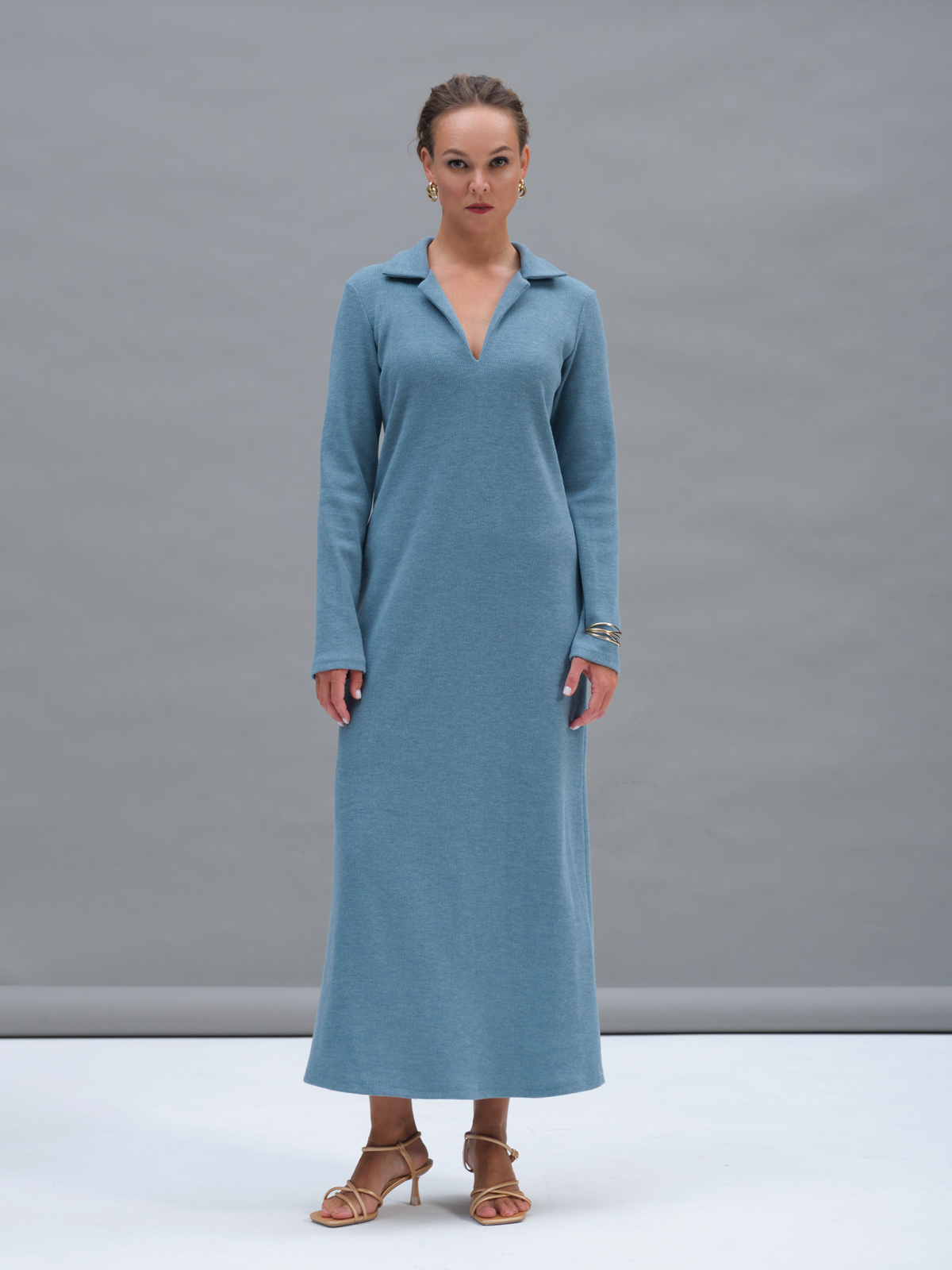 Голубое трикотажное платье