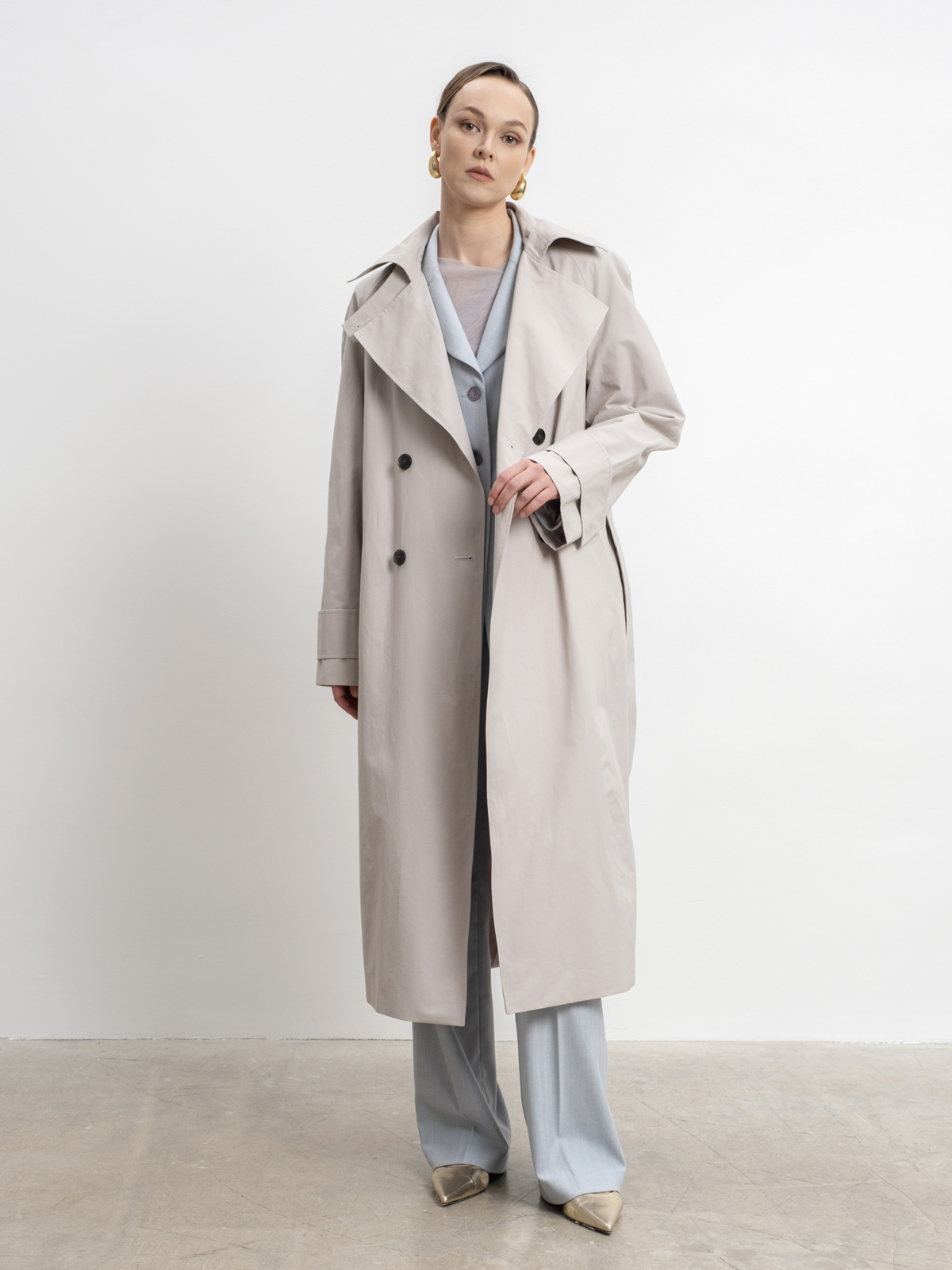 Бежево-серый двубортный тренч