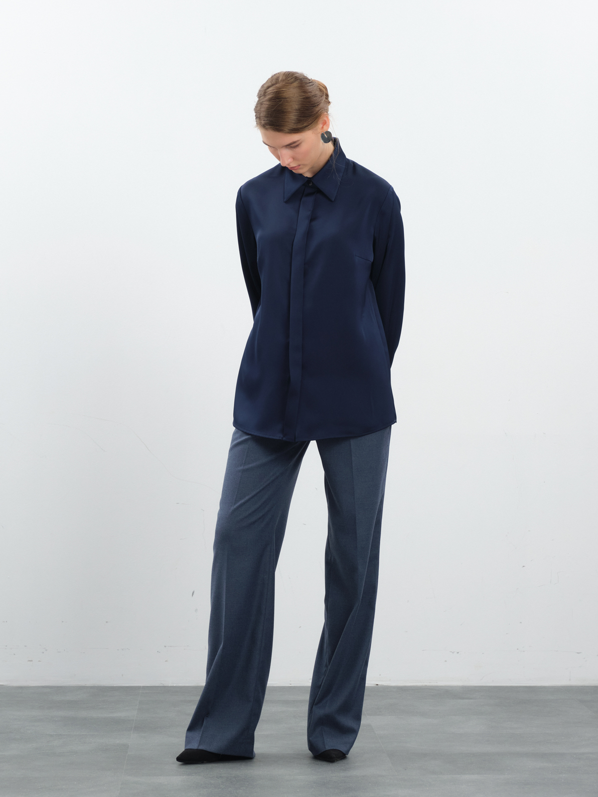 Прямые брюки в синем оттенке