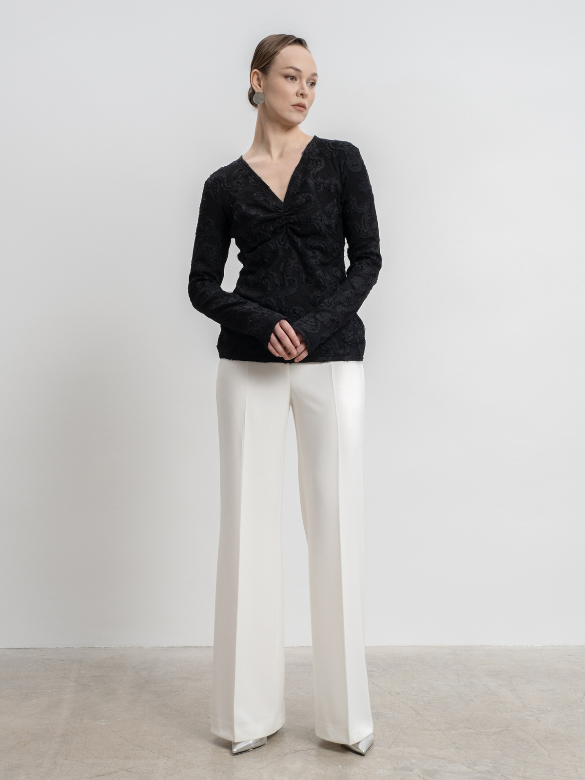 Молочные расклешенные брюки