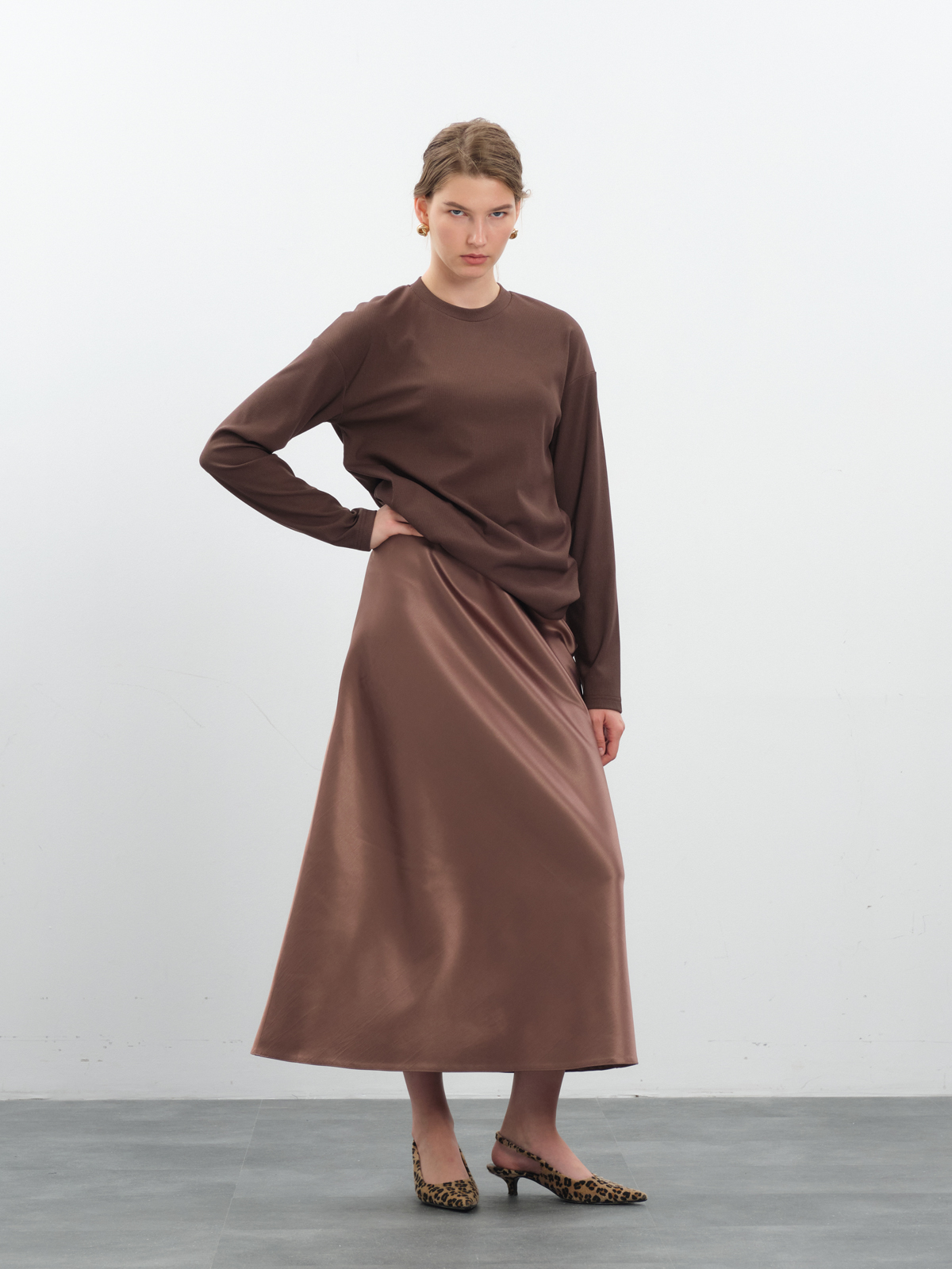 Атласная юбка в оттенке мокко