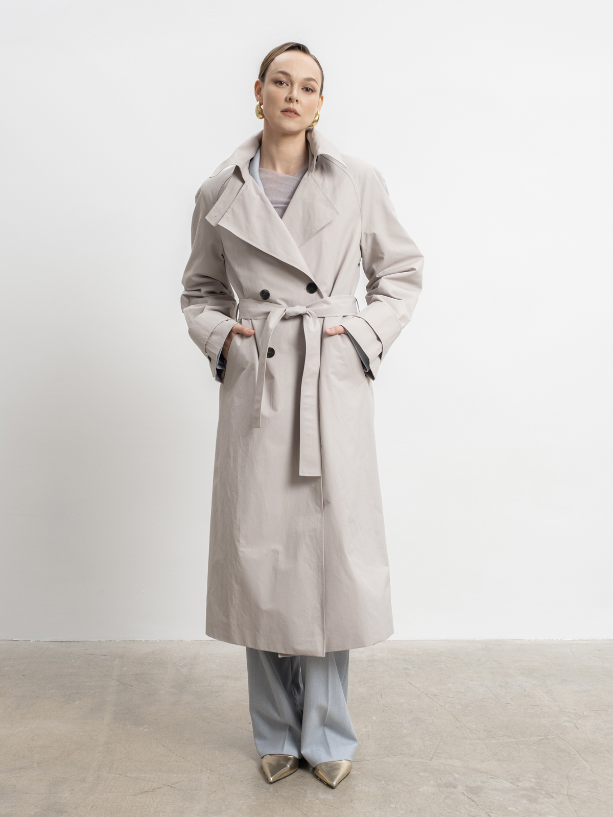 Бежево-серый двубортный тренч