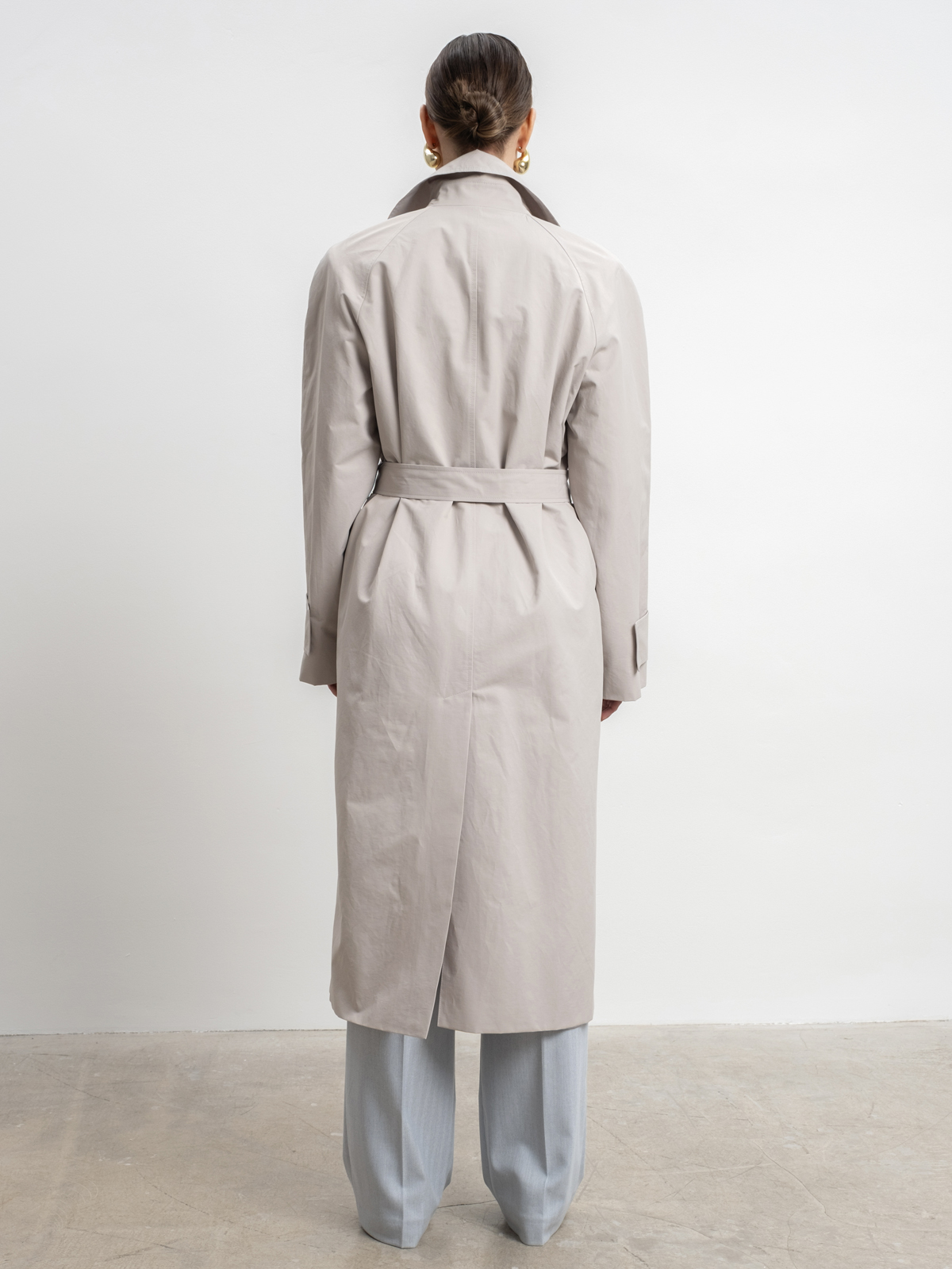 Бежево-серый двубортный тренч