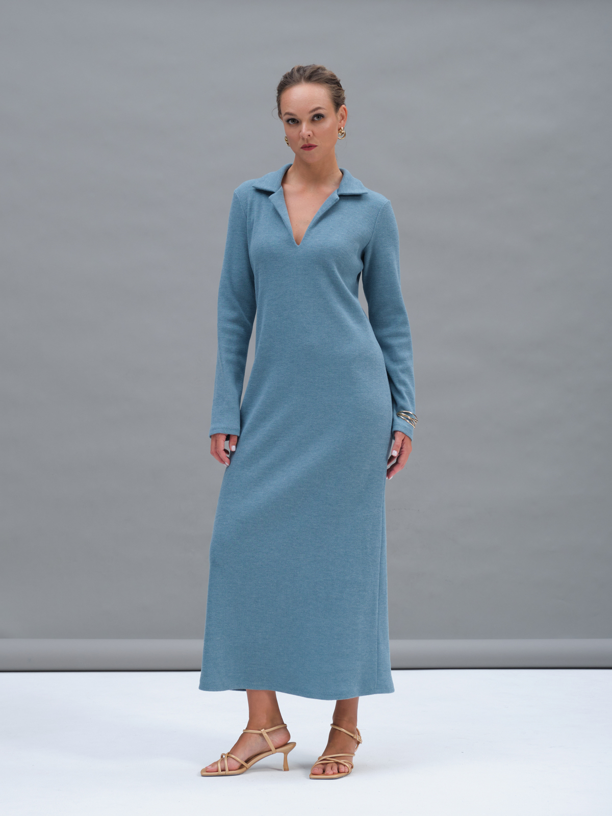 Голубое трикотажное платье