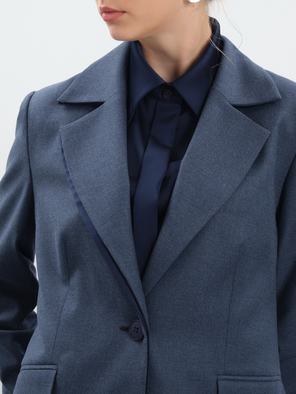 Синий жакет с шелковой отделкой