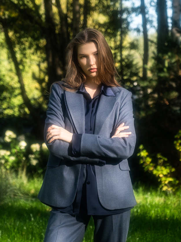 Синий жакет с шелковой отделкой