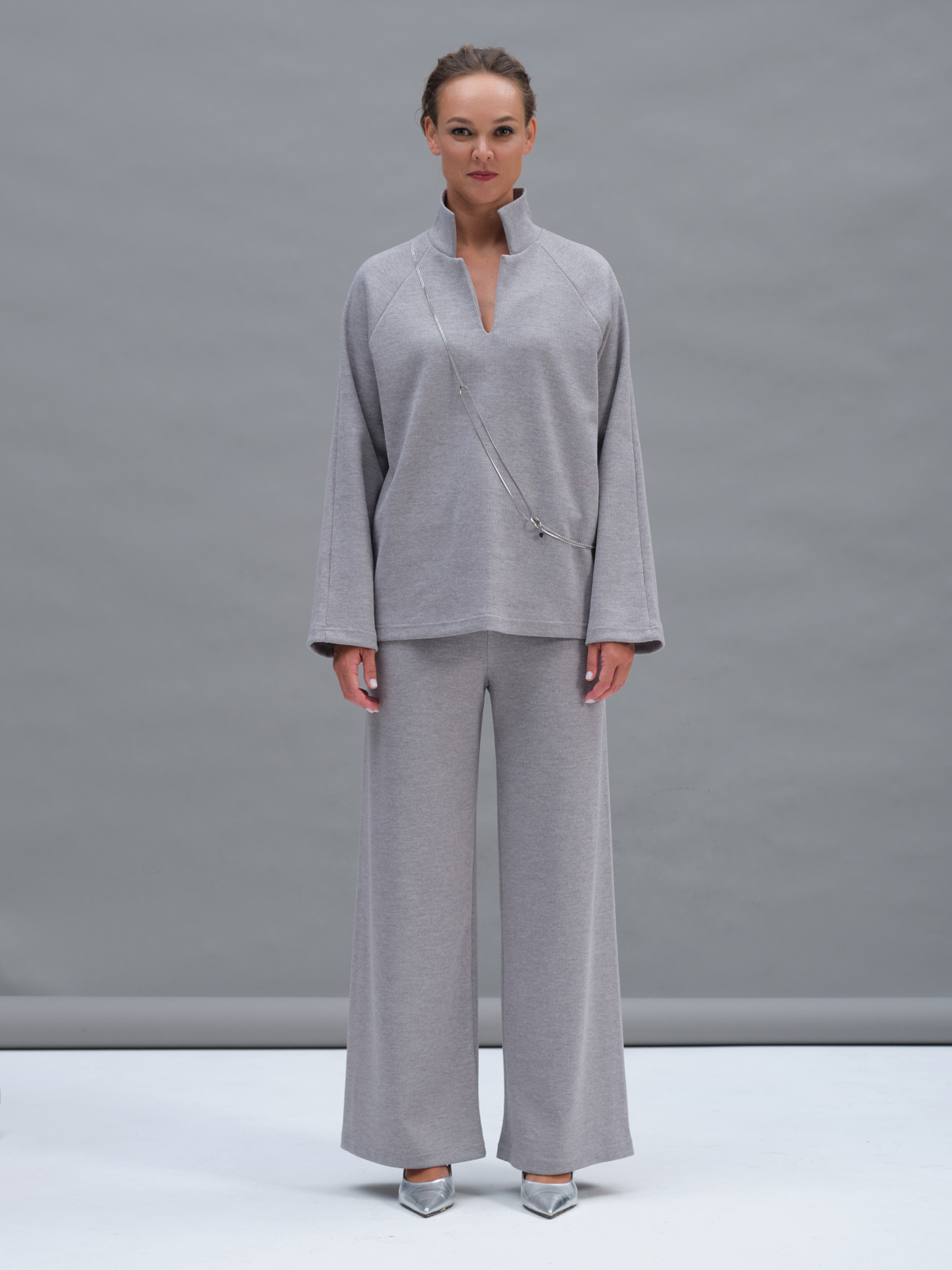 Серые трикотажные брюки