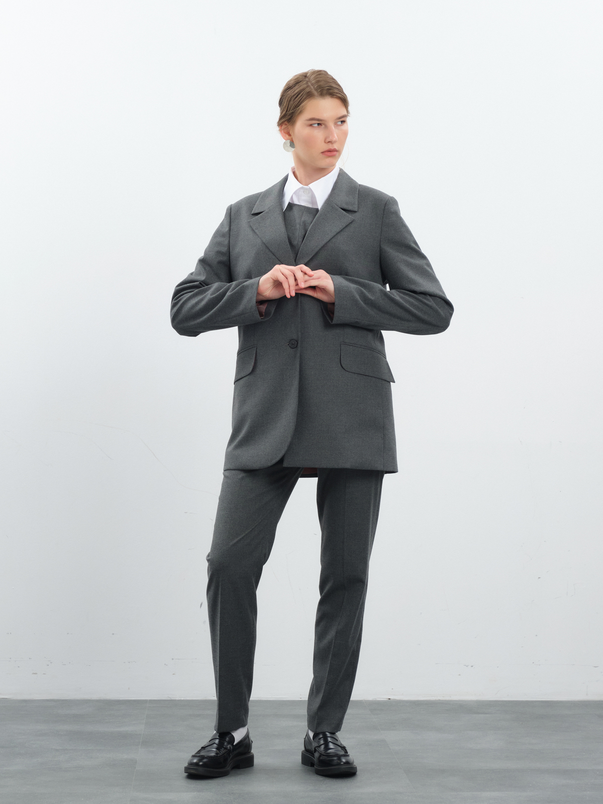 Серые зауженные брюки