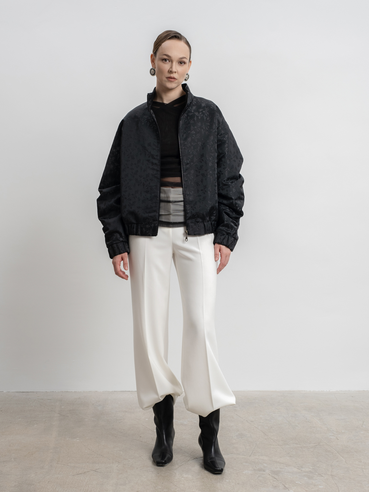 Молочные расклешенные брюки