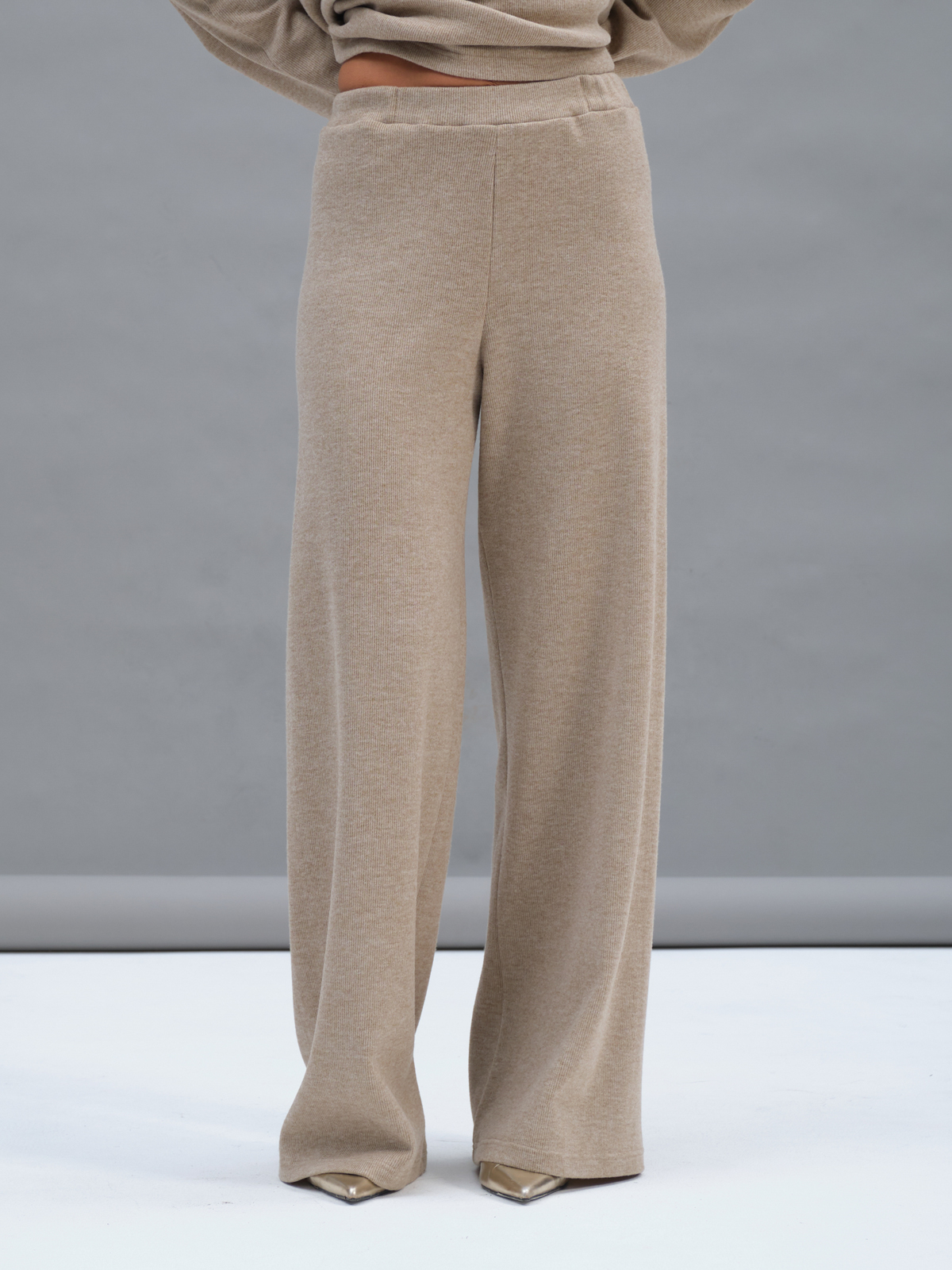 Бежевые трикотажные брюки