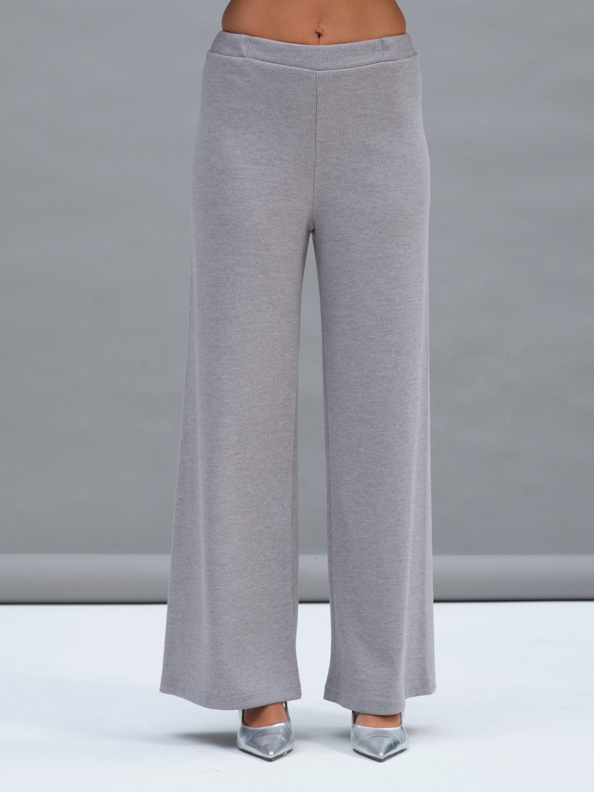 Серые трикотажные брюки