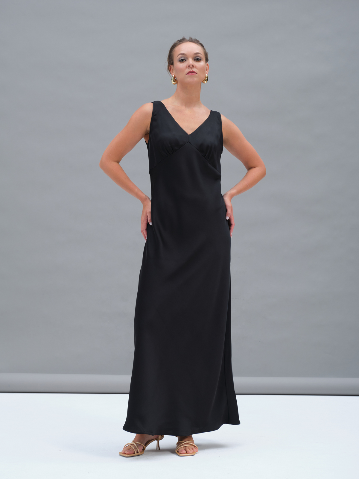 Черное атласное платье Hecate