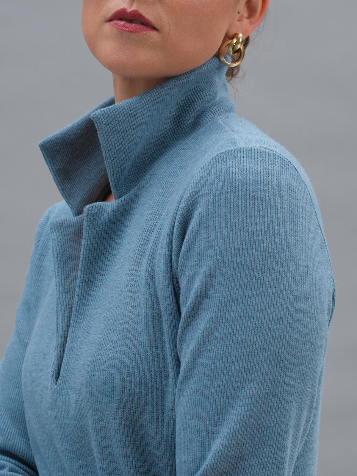 Голубое трикотажное платье