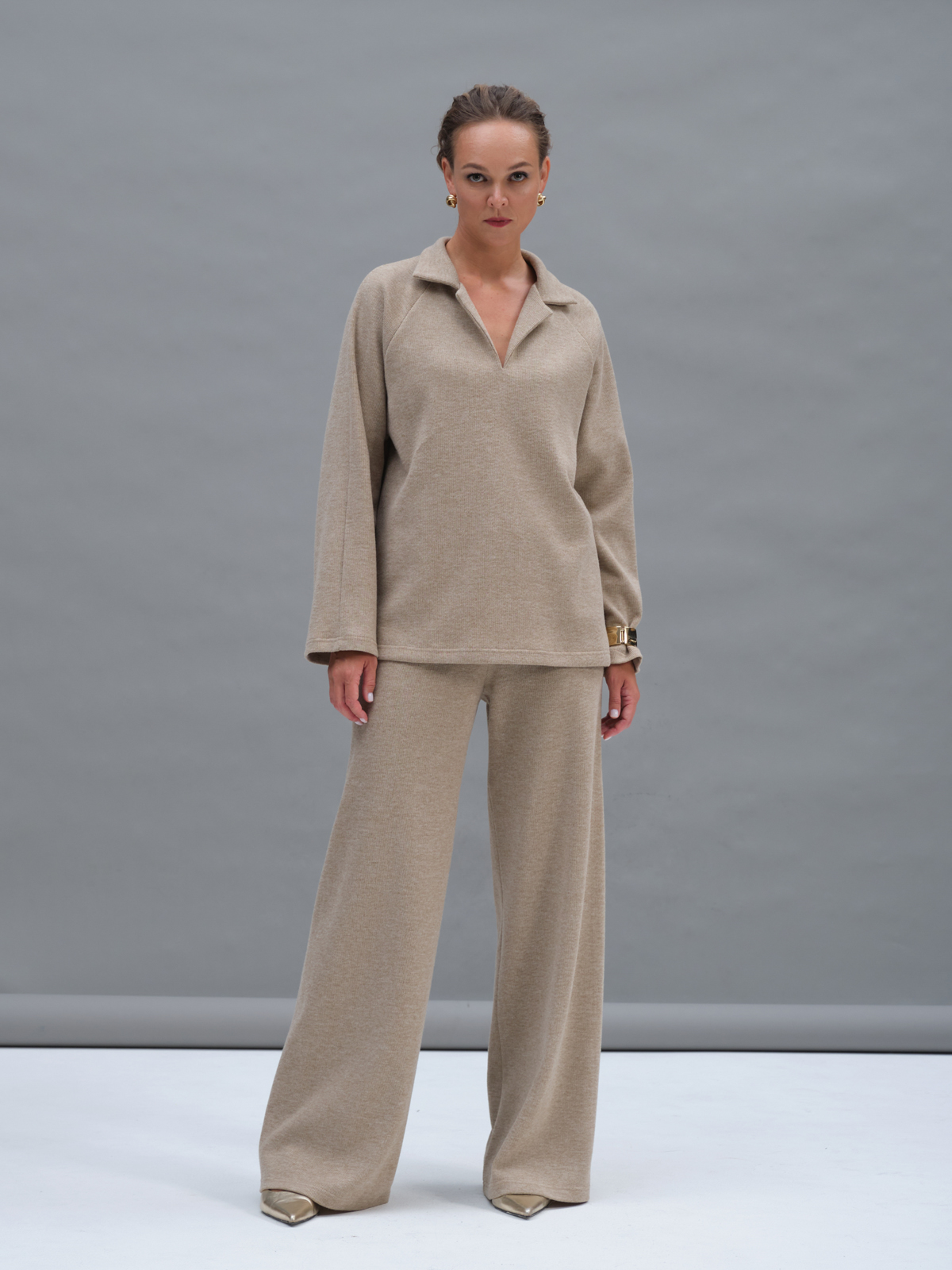 Бежевый трикотажный лонгслив-поло