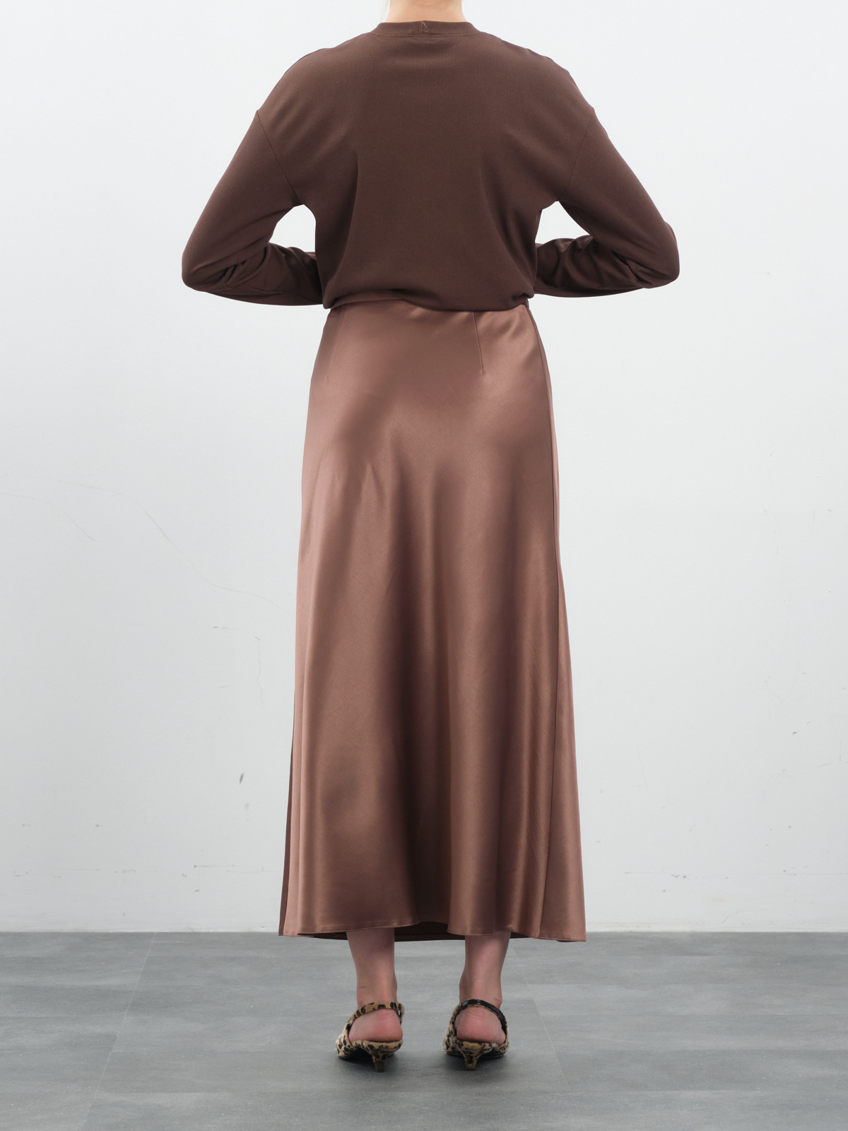 Атласная юбка в оттенке мокко