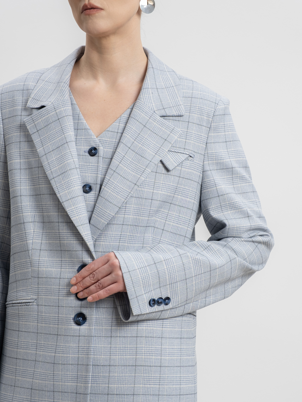 Голубой жакет в клетку