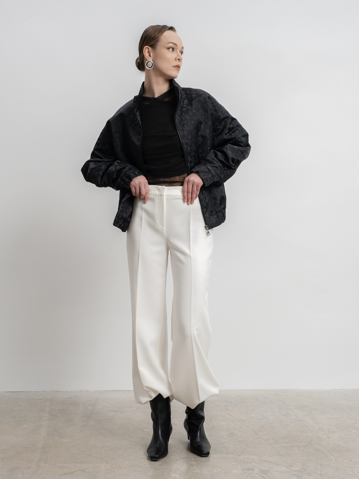 Бомбер с драпированным рукавом