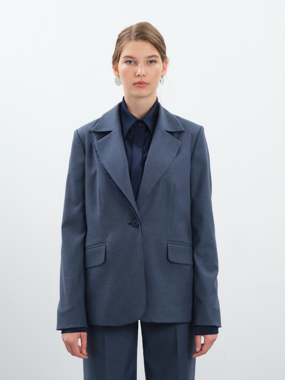 Синий жакет с шелковой отделкой