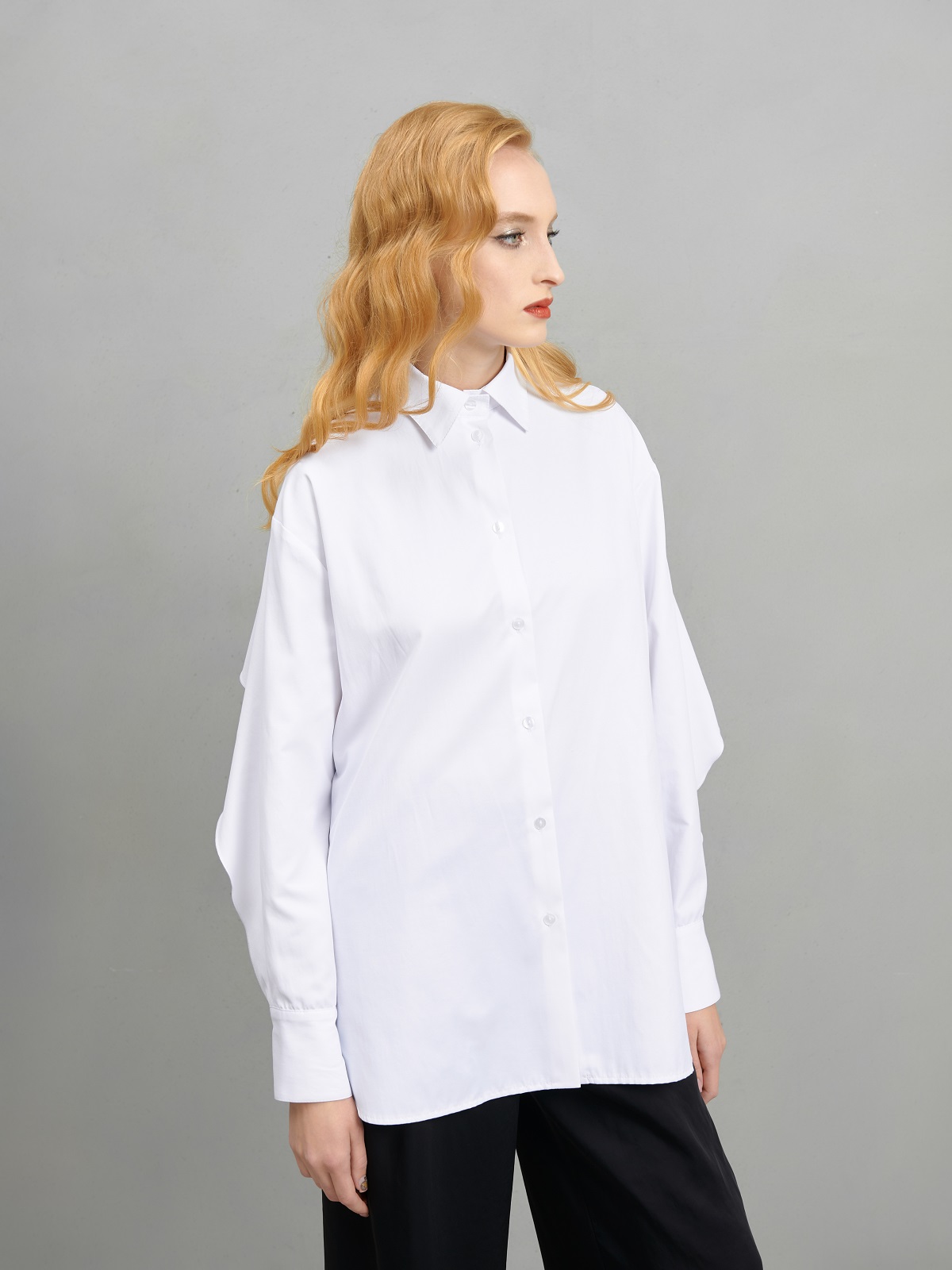 Белая рубашка с воланом