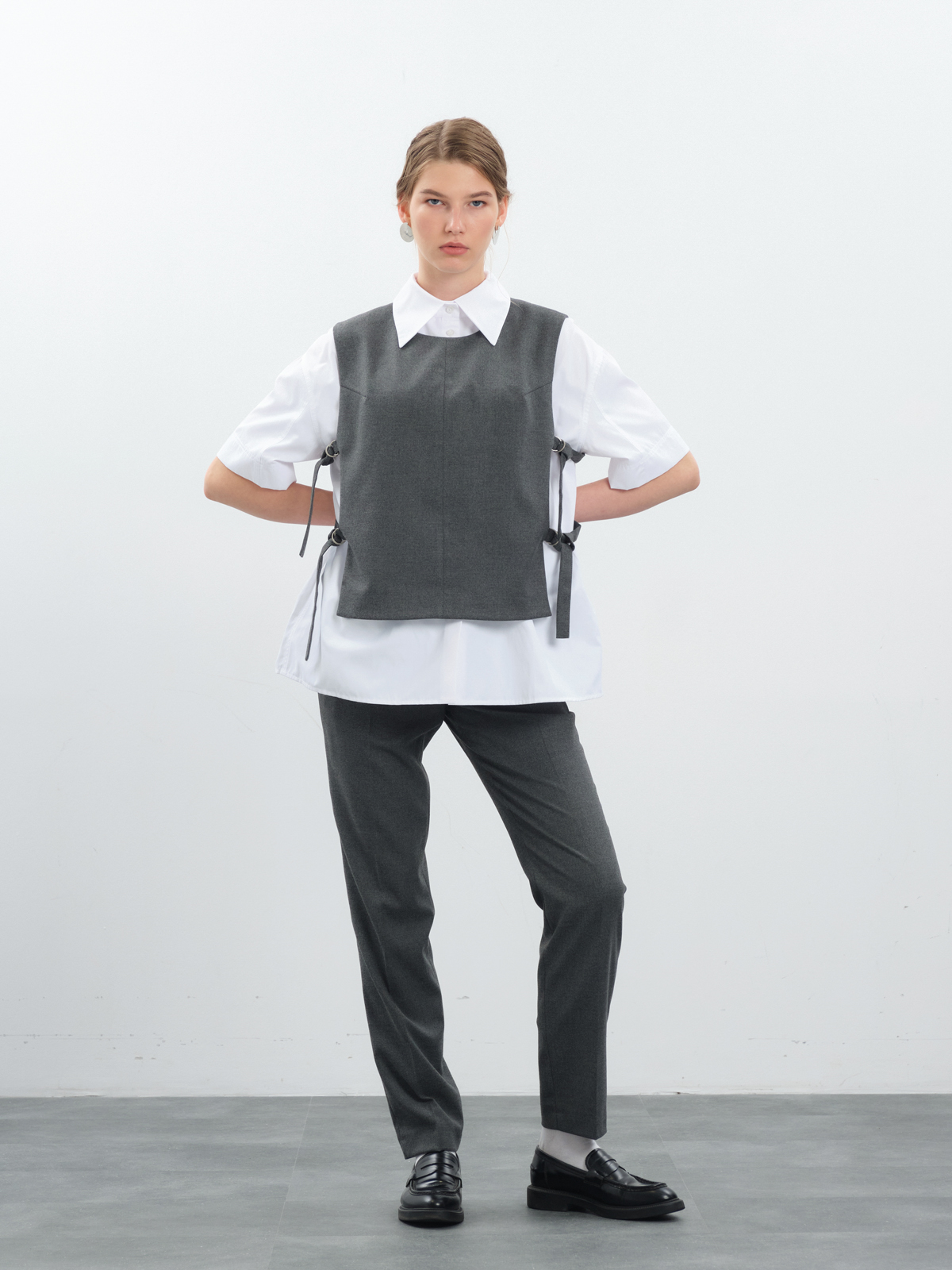 Серые зауженные брюки