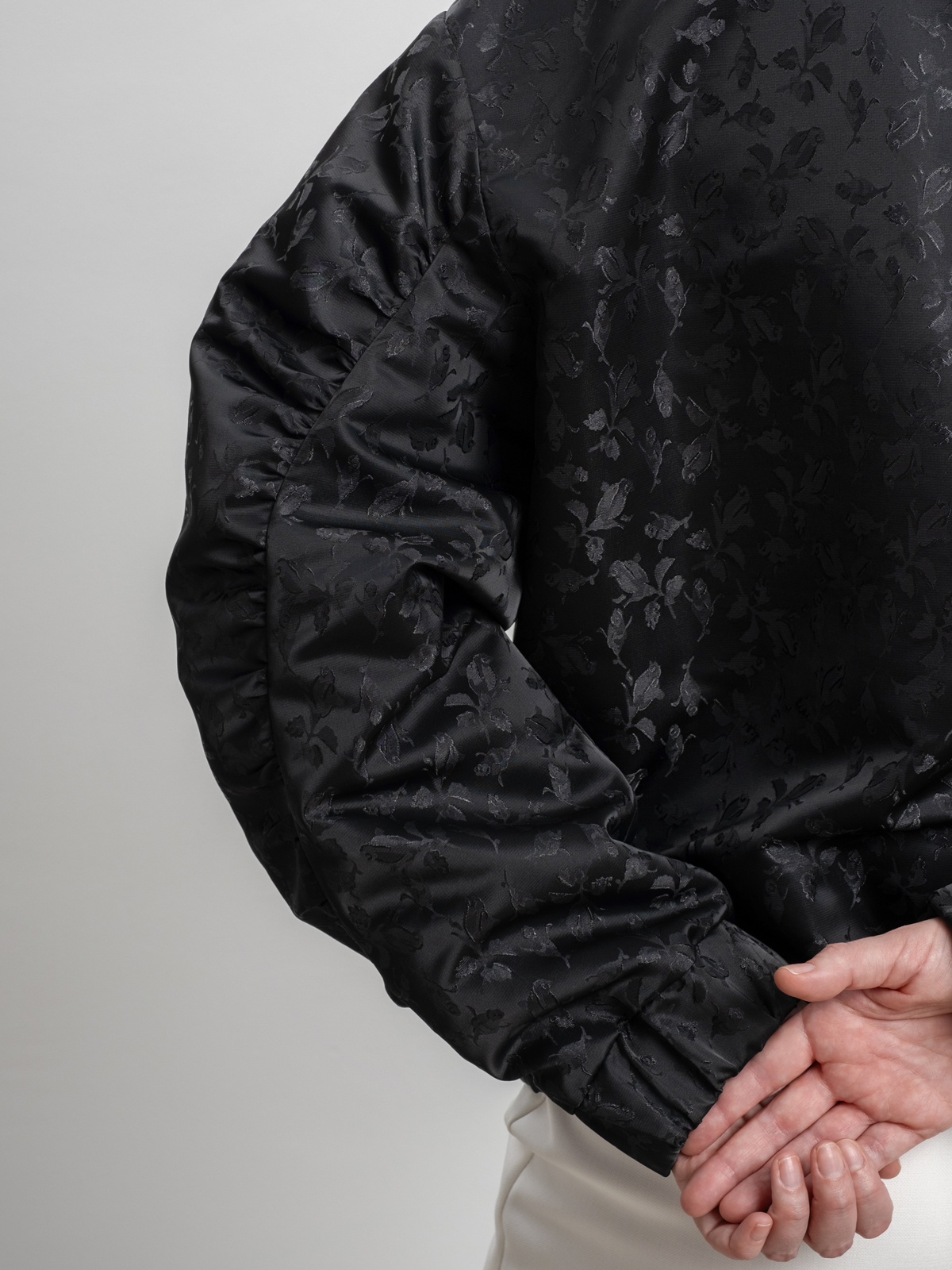 Бомбер с драпированным рукавом