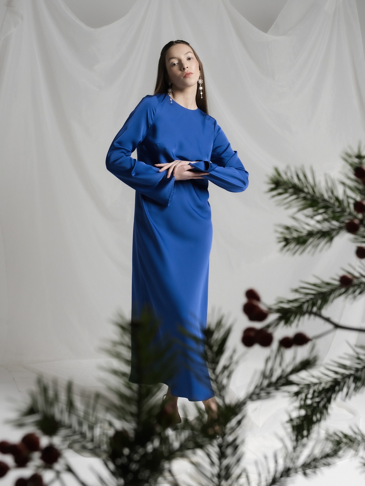 Синее сатиновое платье