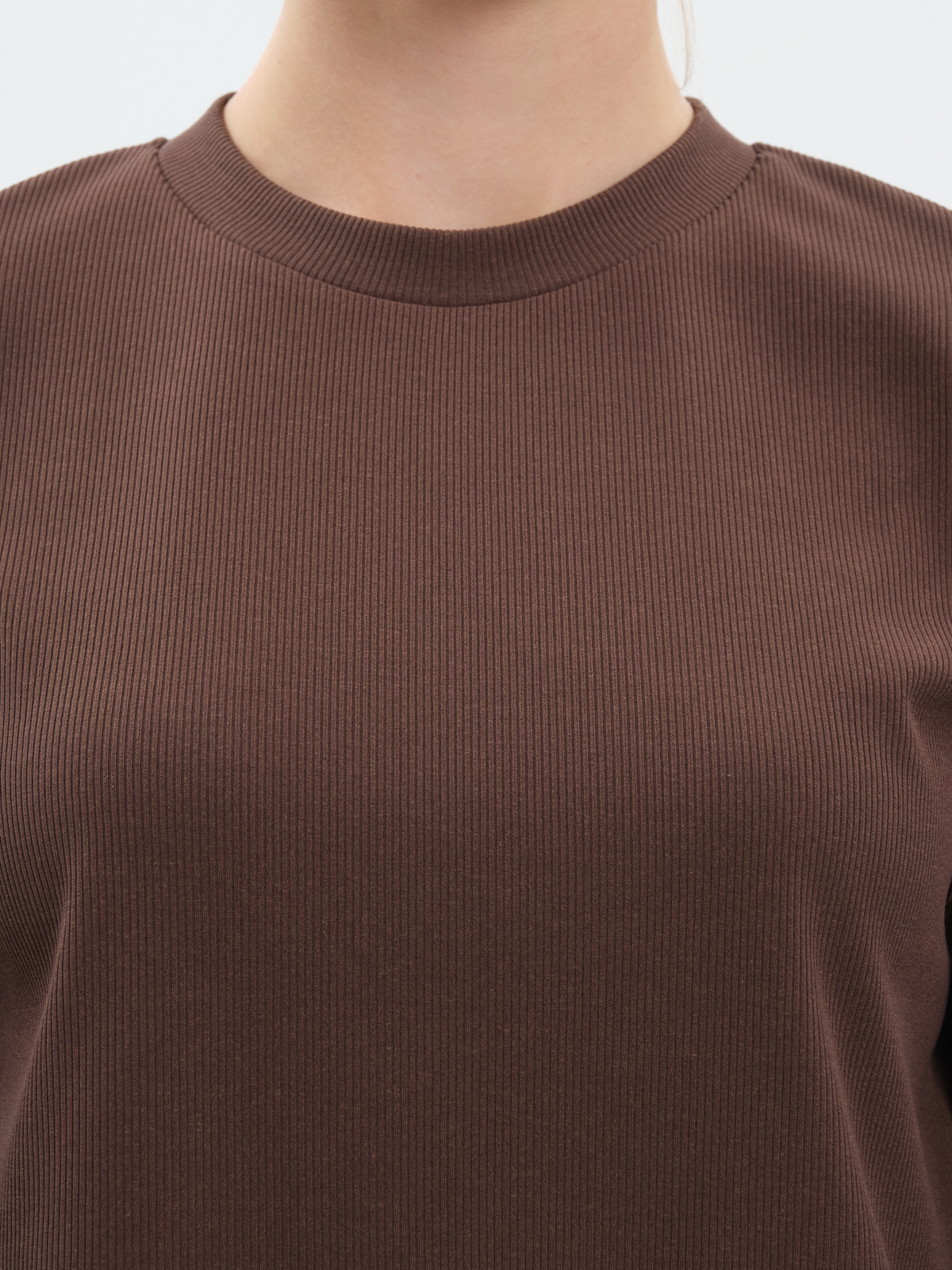 Шоколадный утепленный лонгслив в рубчик