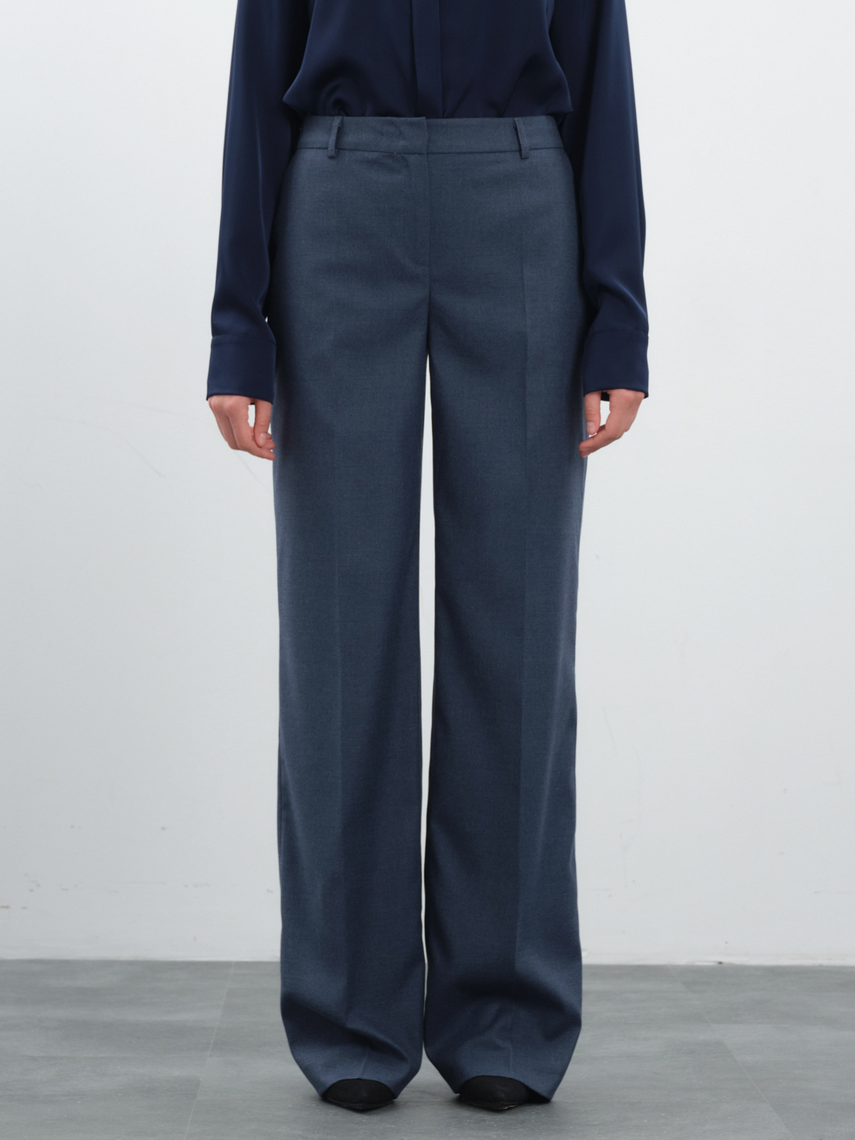 Прямые брюки в синем оттенке