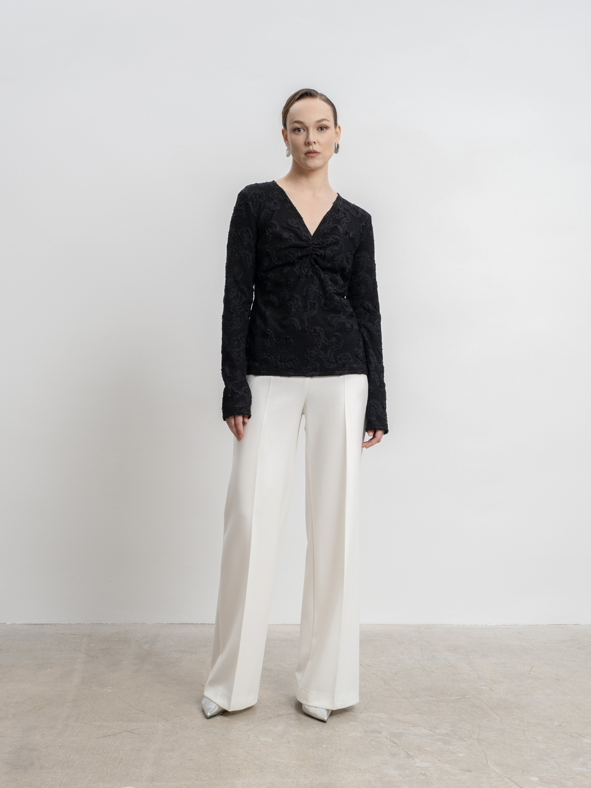 Молочные расклешенные брюки