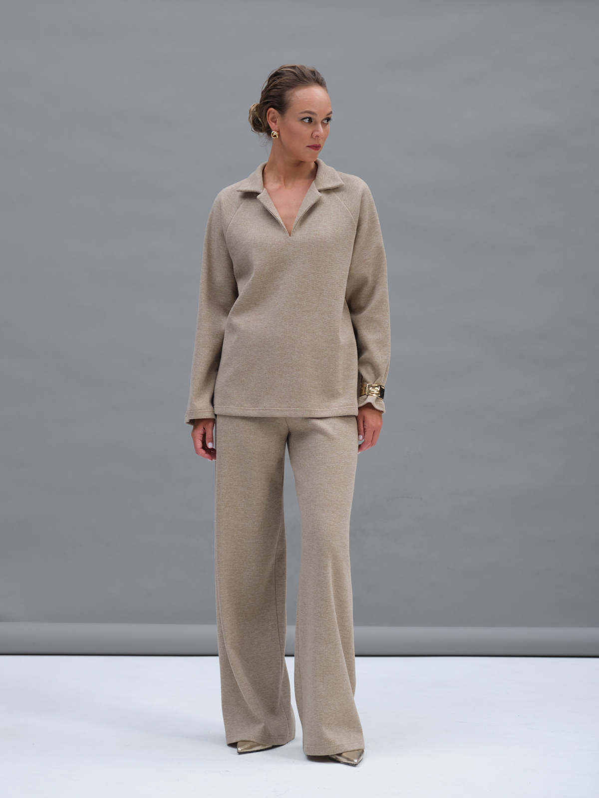 Бежевый трикотажный лонгслив-поло