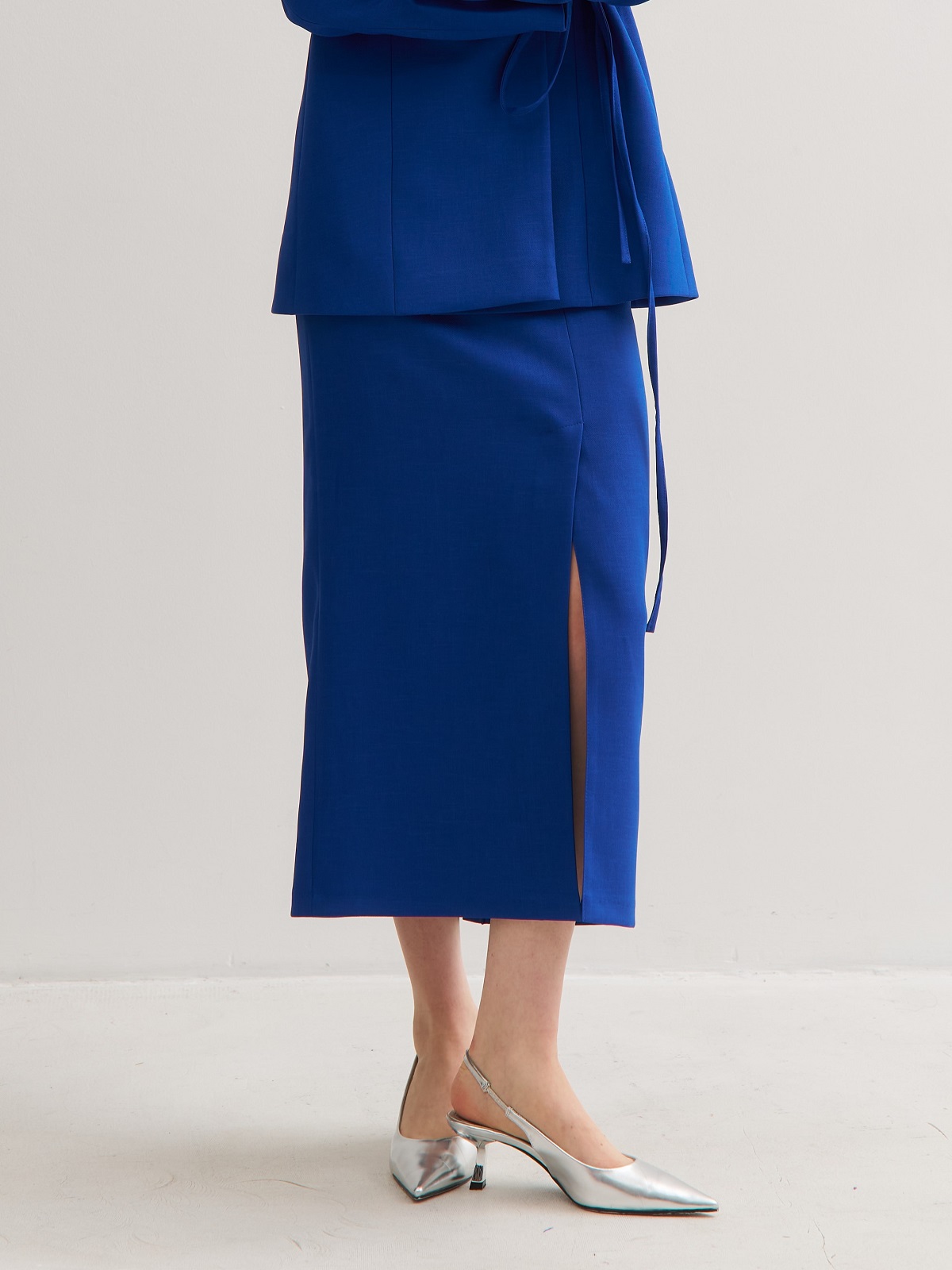 Темно-синяя юбка с разрезом