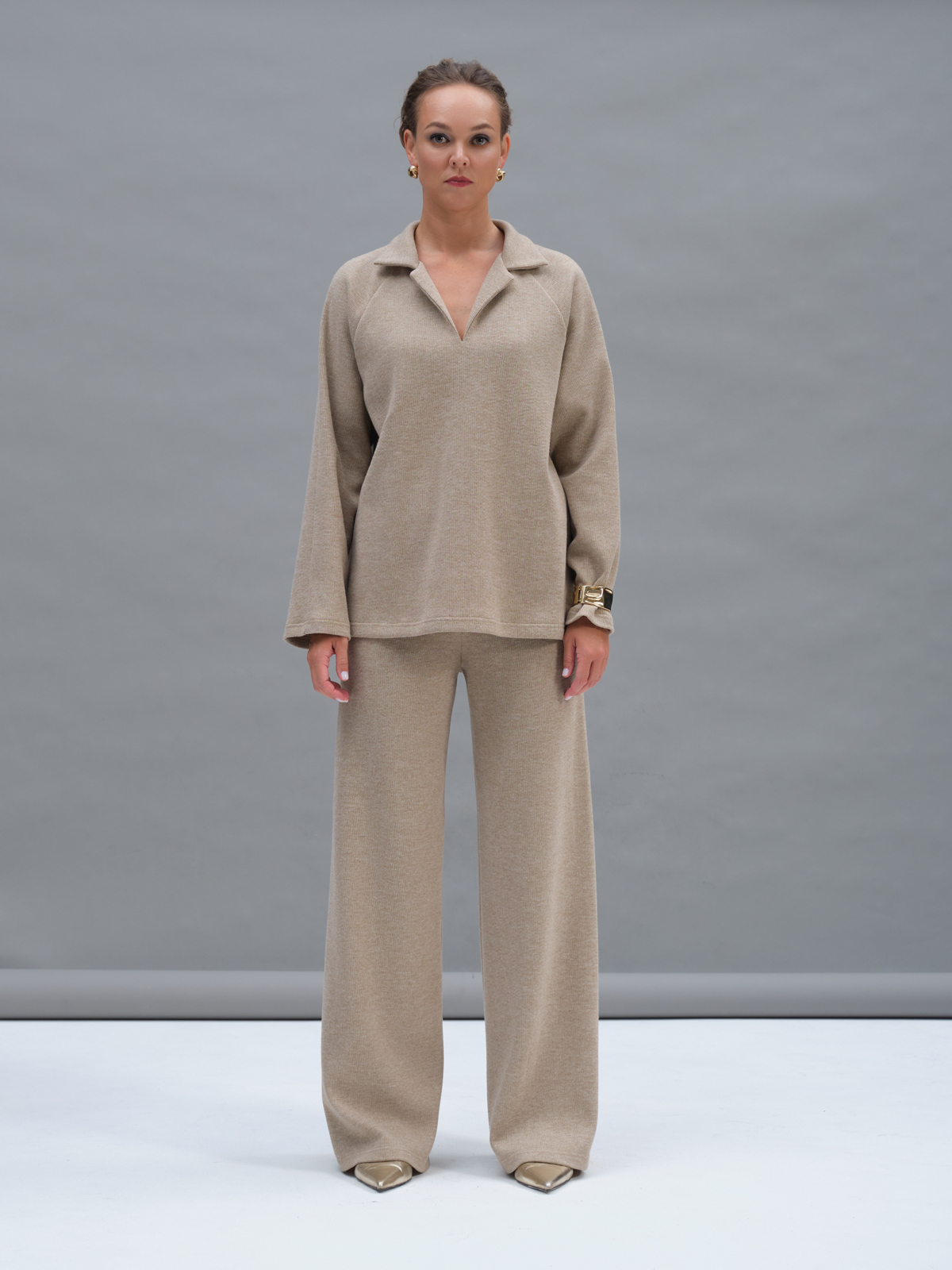 Бежевый трикотажный лонгслив-поло