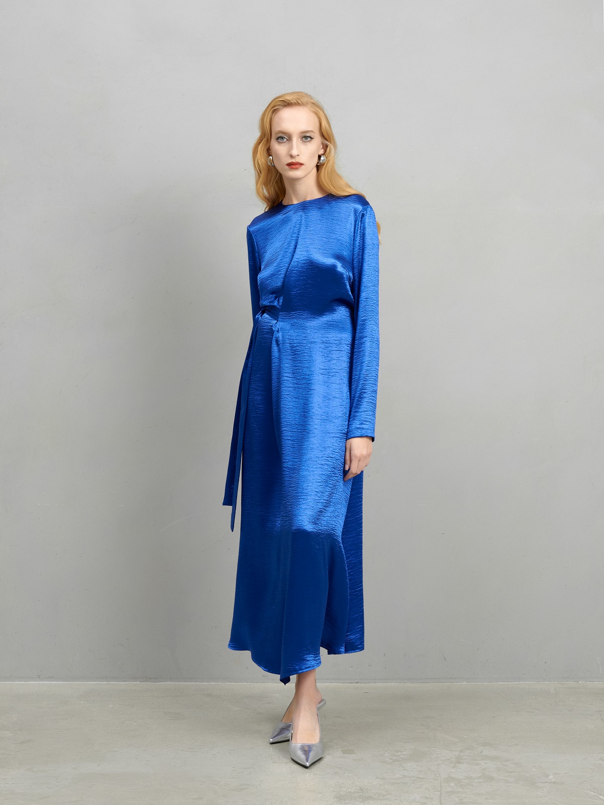 Синее платье с поясом