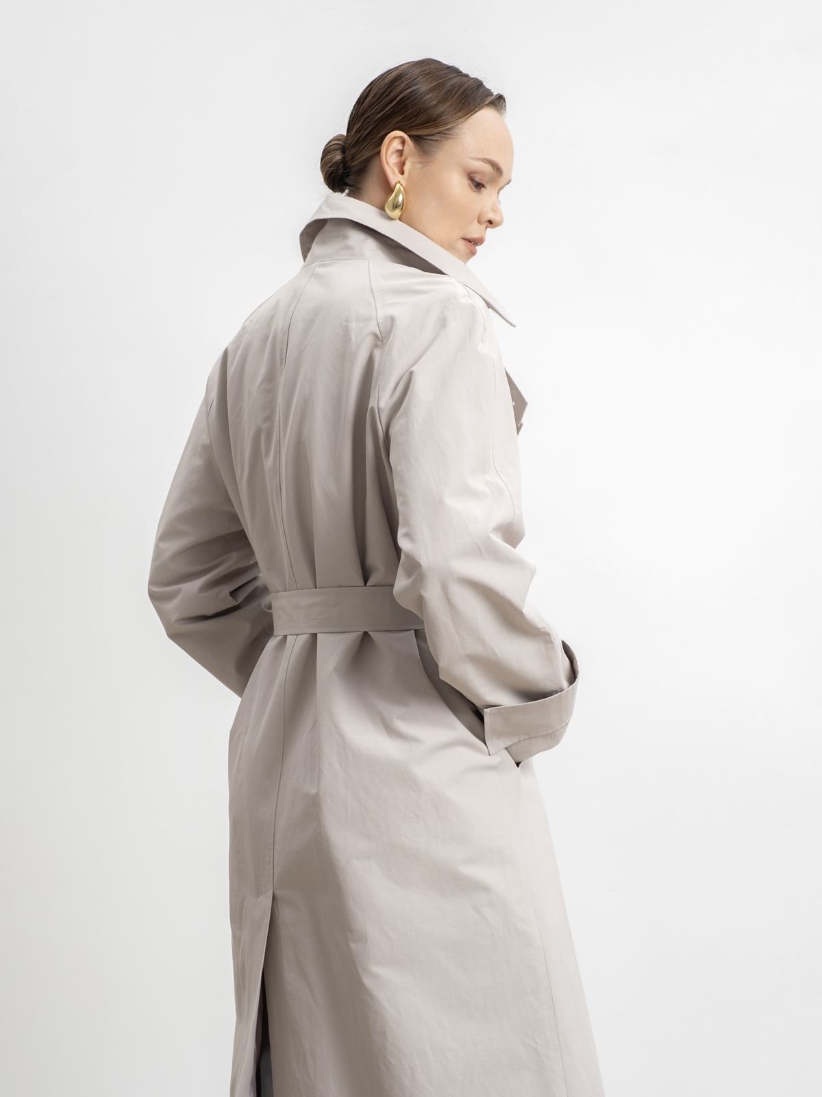 Бежево-серый двубортный тренч