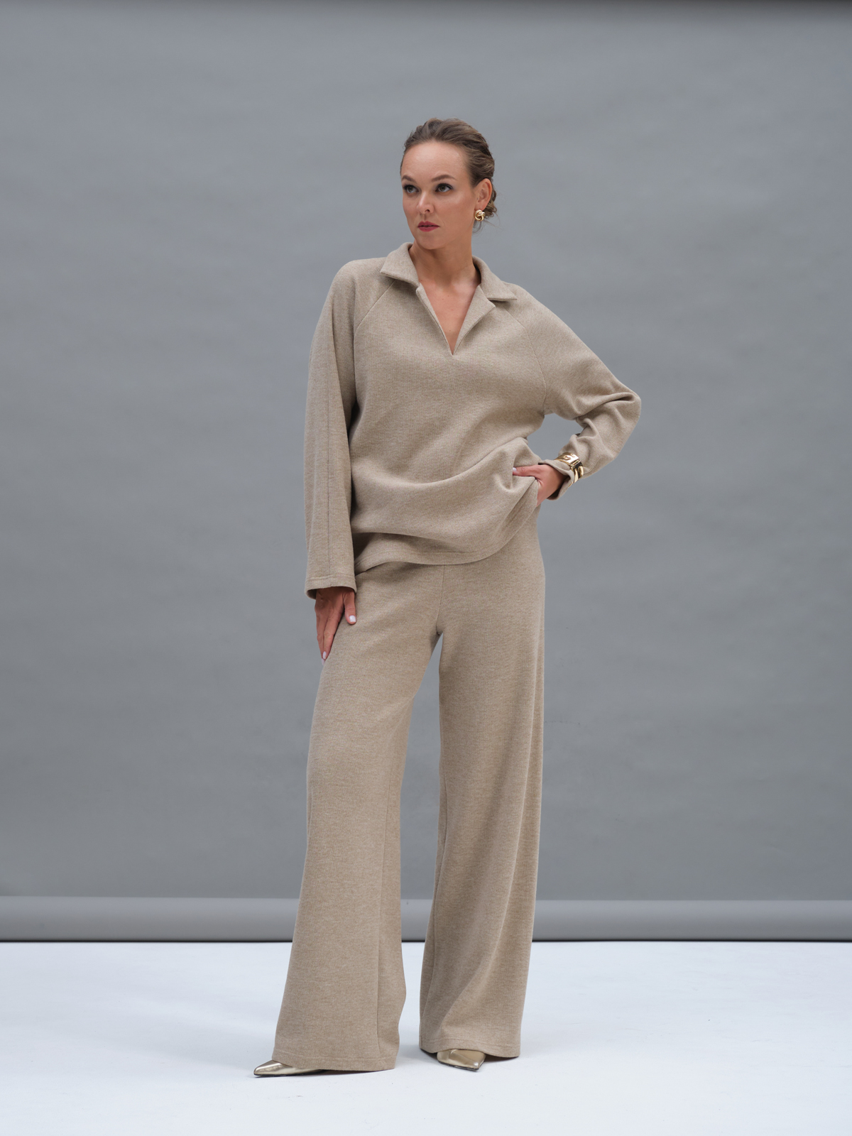 Бежевые трикотажные брюки