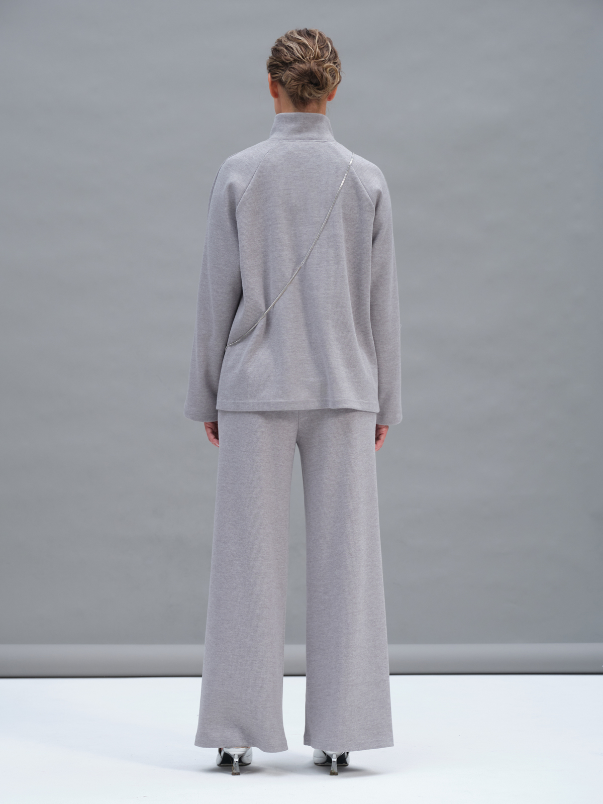 Серые трикотажные брюки