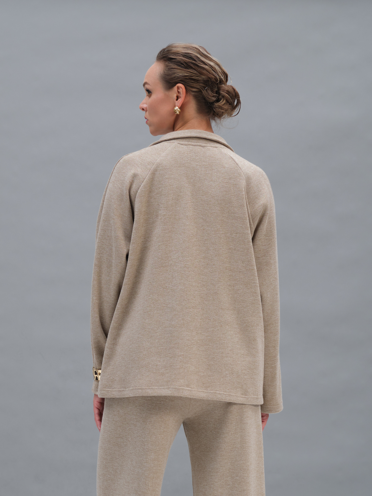 Бежевый трикотажный лонгслив-поло