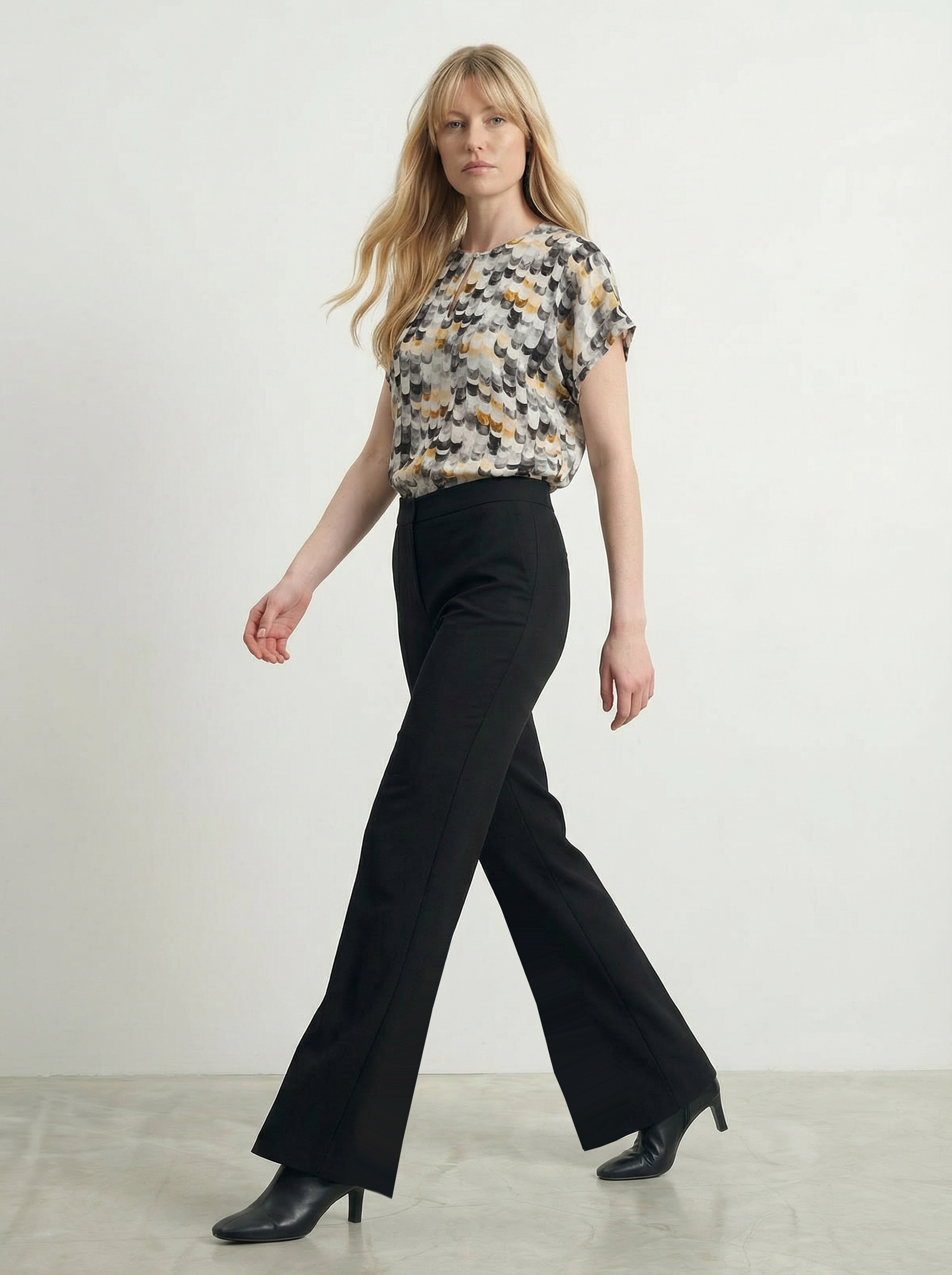 Черные расклешенные брюки