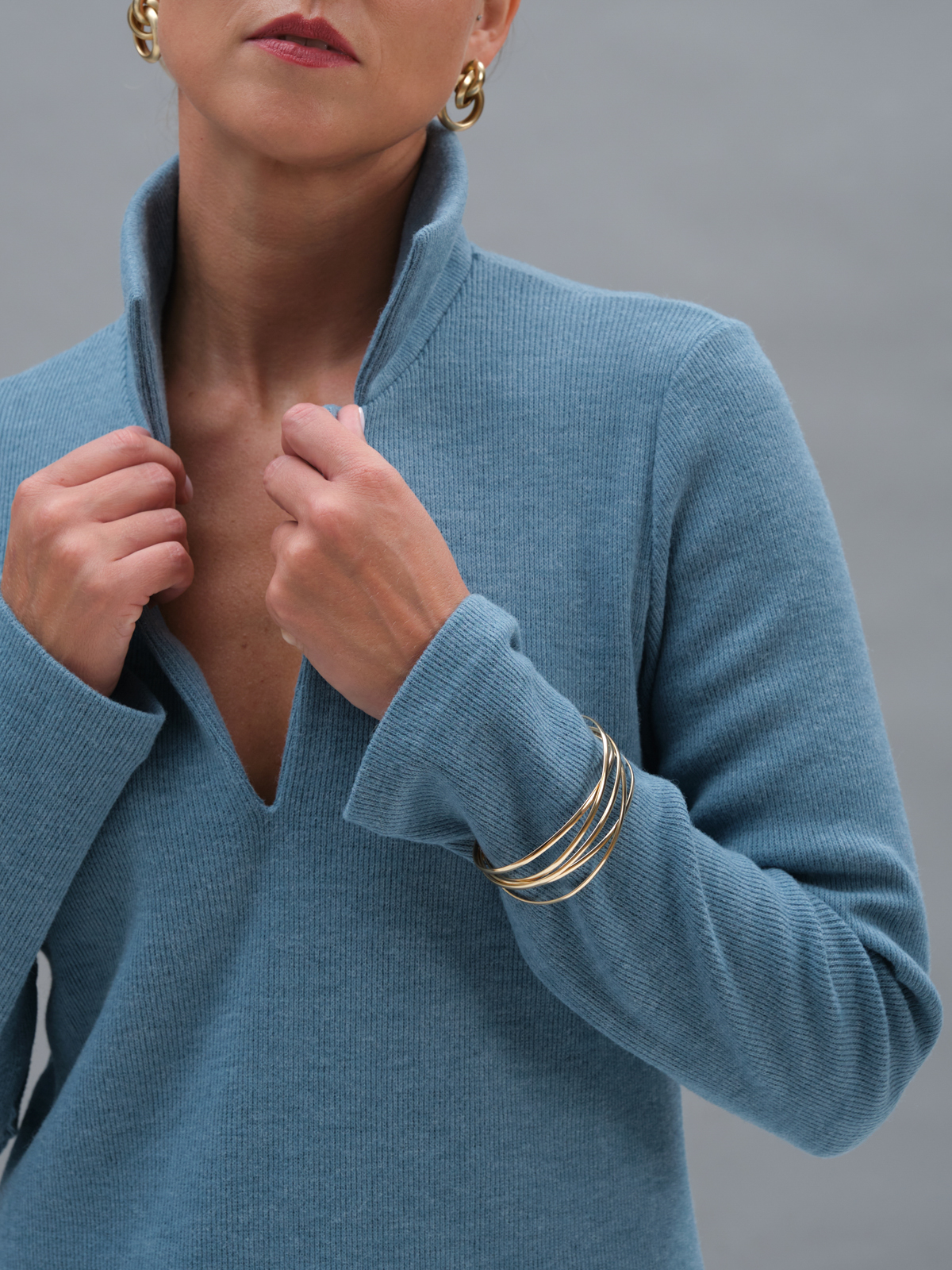 Голубое трикотажное платье