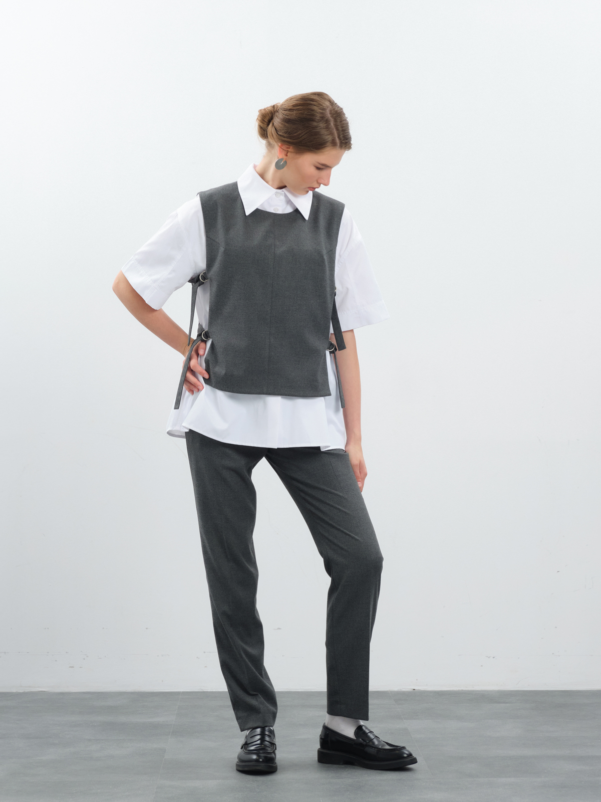 Серые зауженные брюки