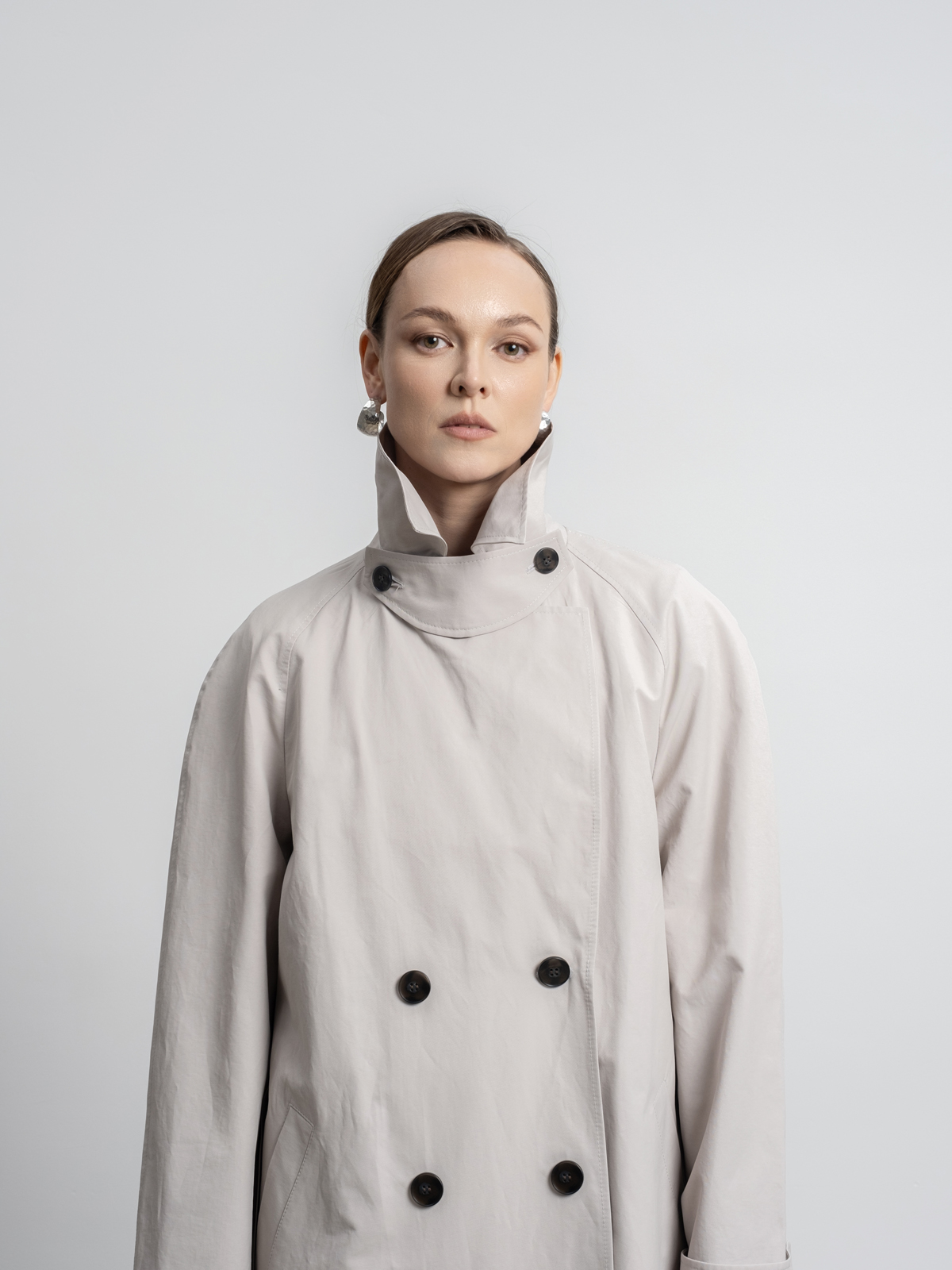 Бежево-серый двубортный тренч