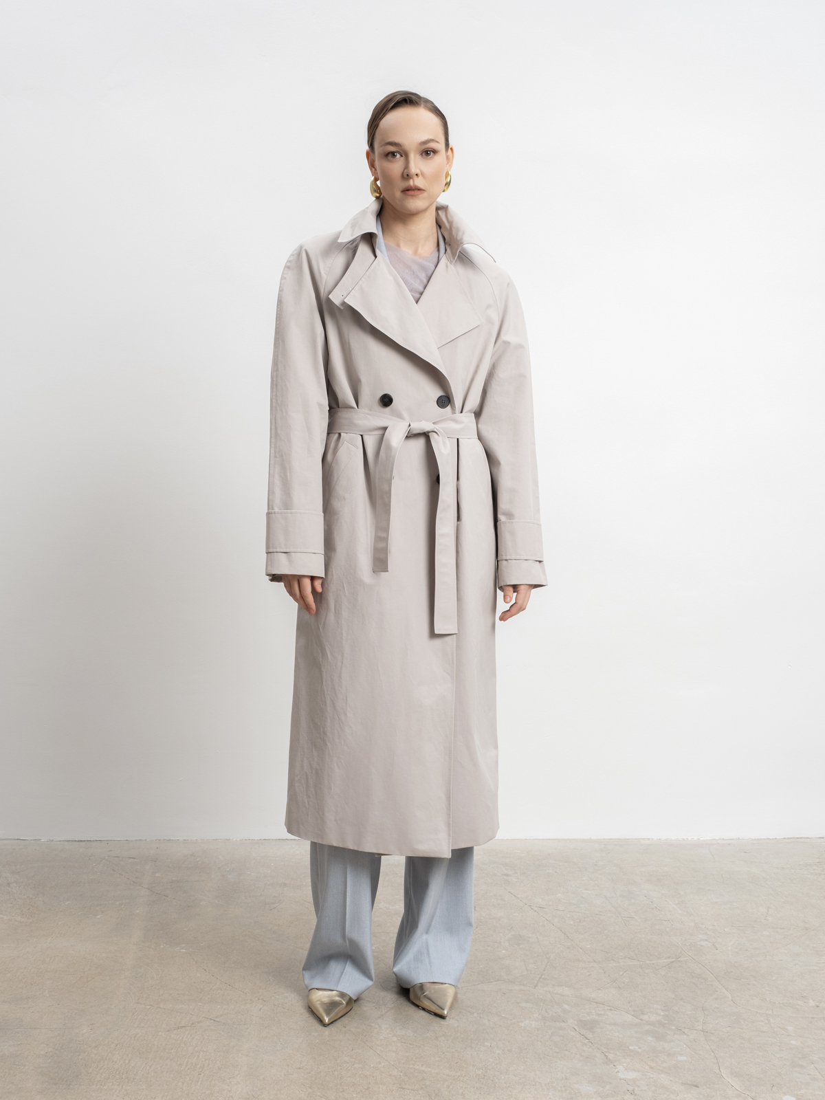 Бежево-серый двубортный тренч