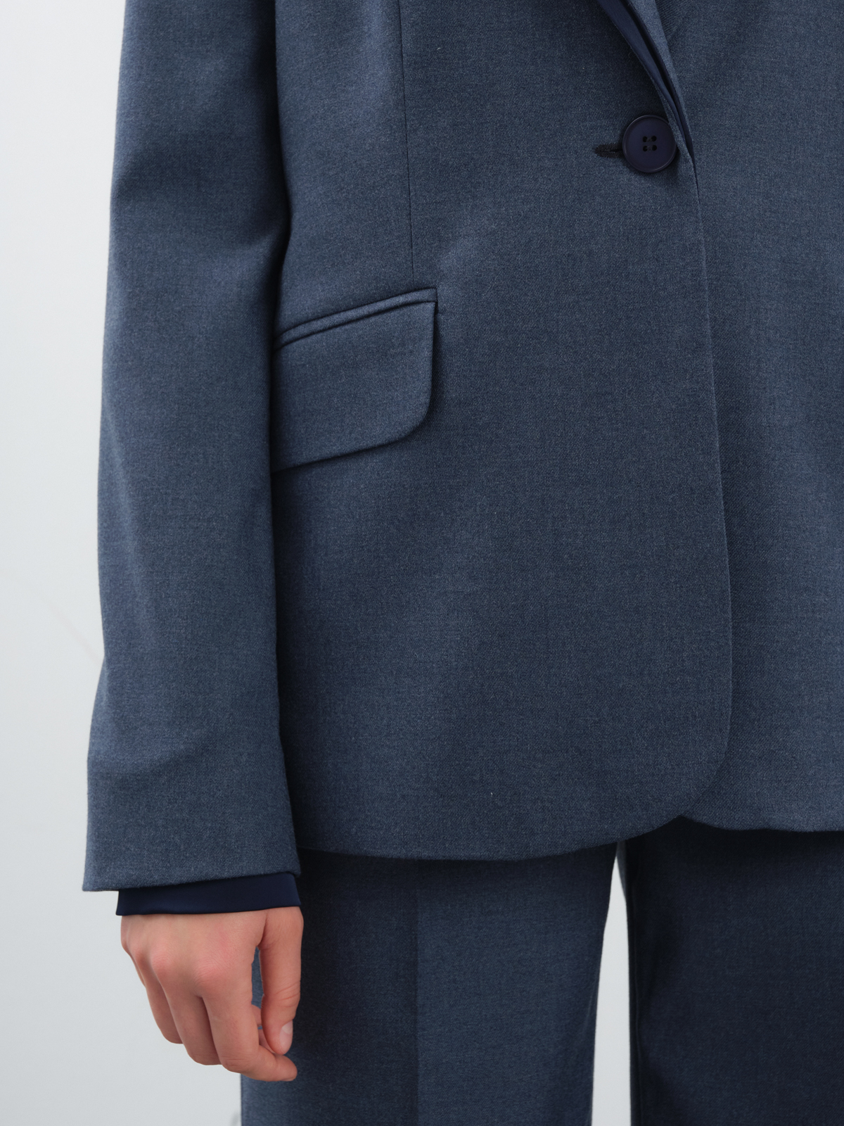 Синий жакет с шелковой отделкой