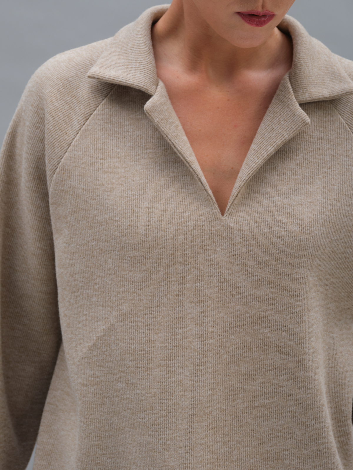 Бежевый трикотажный лонгслив-поло