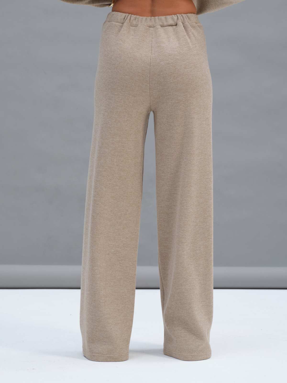 Бежевые трикотажные брюки