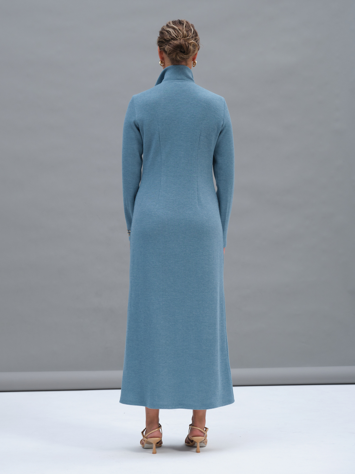 Голубое трикотажное платье