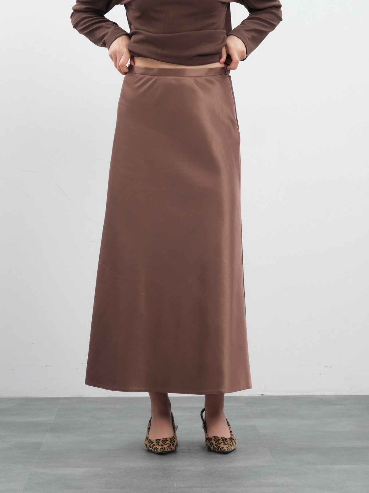Атласная юбка в оттенке мокко