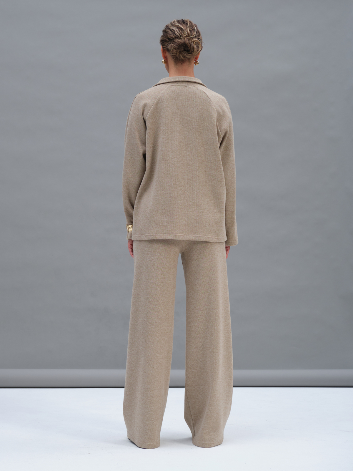 Бежевые трикотажные брюки