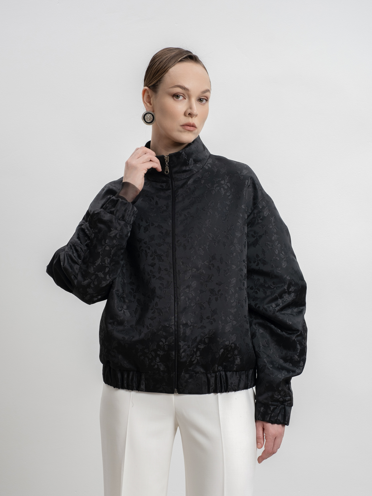 Бомбер с драпированным рукавом