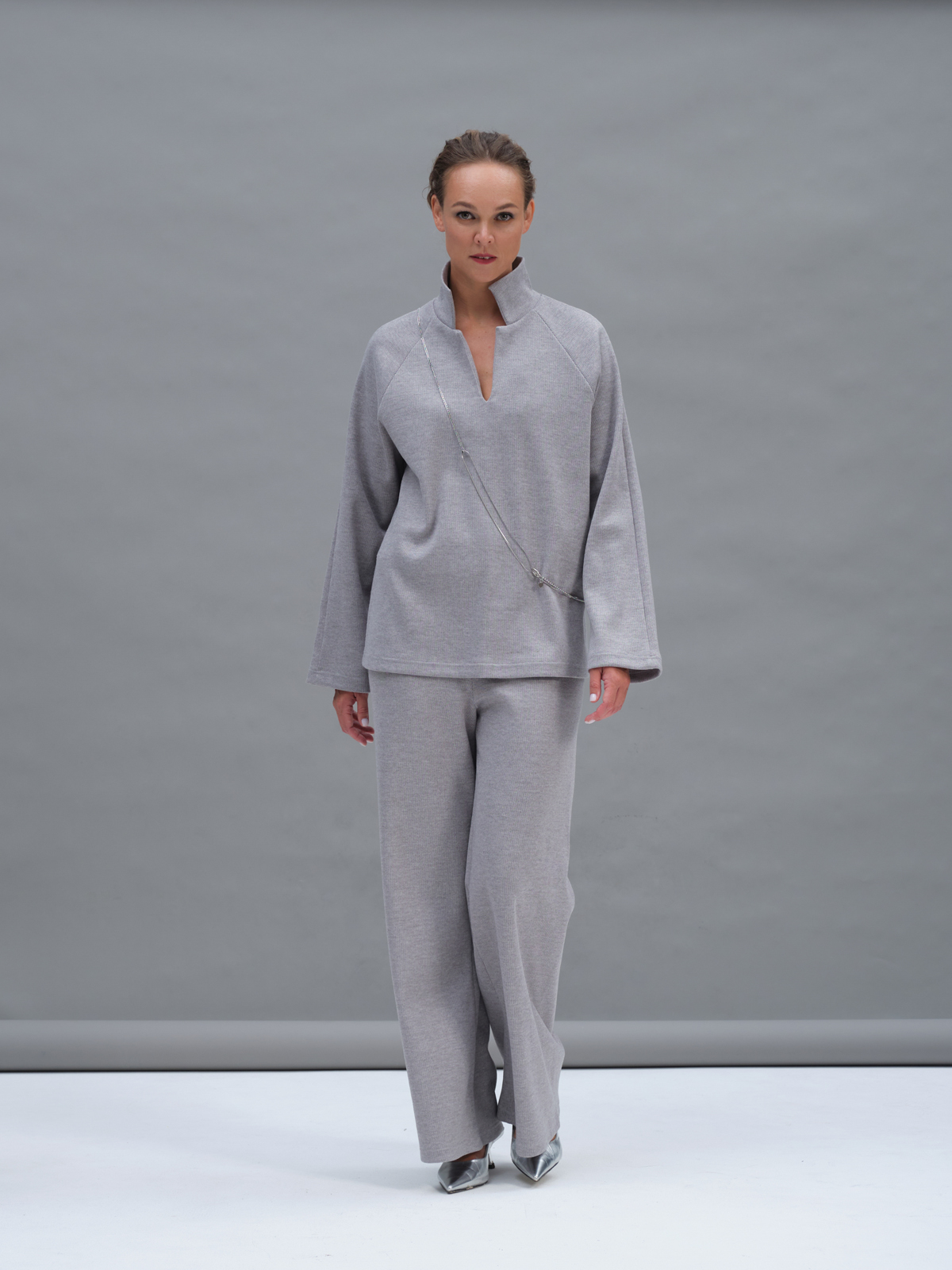 Серые трикотажные брюки